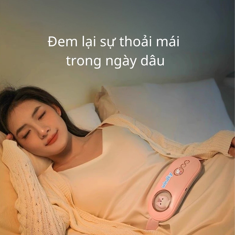 Cô gái dùng đai chườm ấm bụng